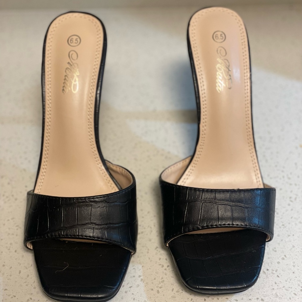 Black heels - Picture 2 of 3